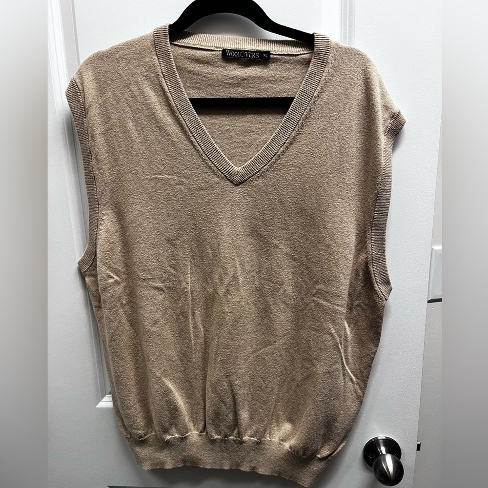 WooLovers Men’s pullover Sweater Vest Camel color V neck. Cotton/cashmere XL